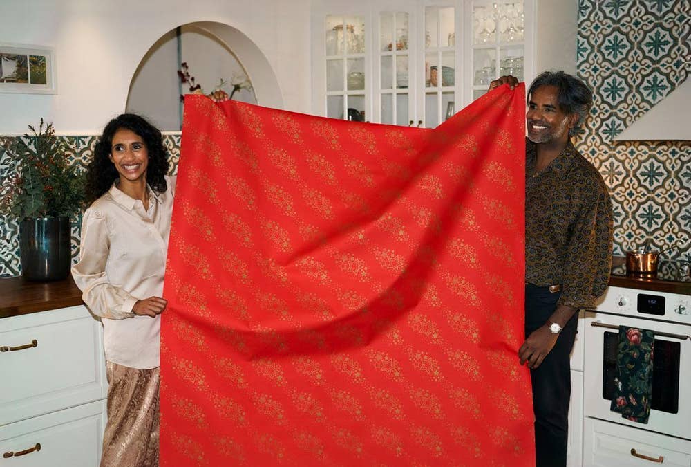 Duni Rød juleduk med stjerner 1,38 x 2,20 m