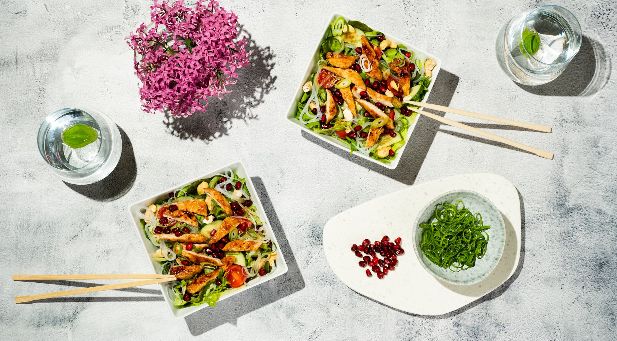 Asiatisk bowl med nudler og kylling