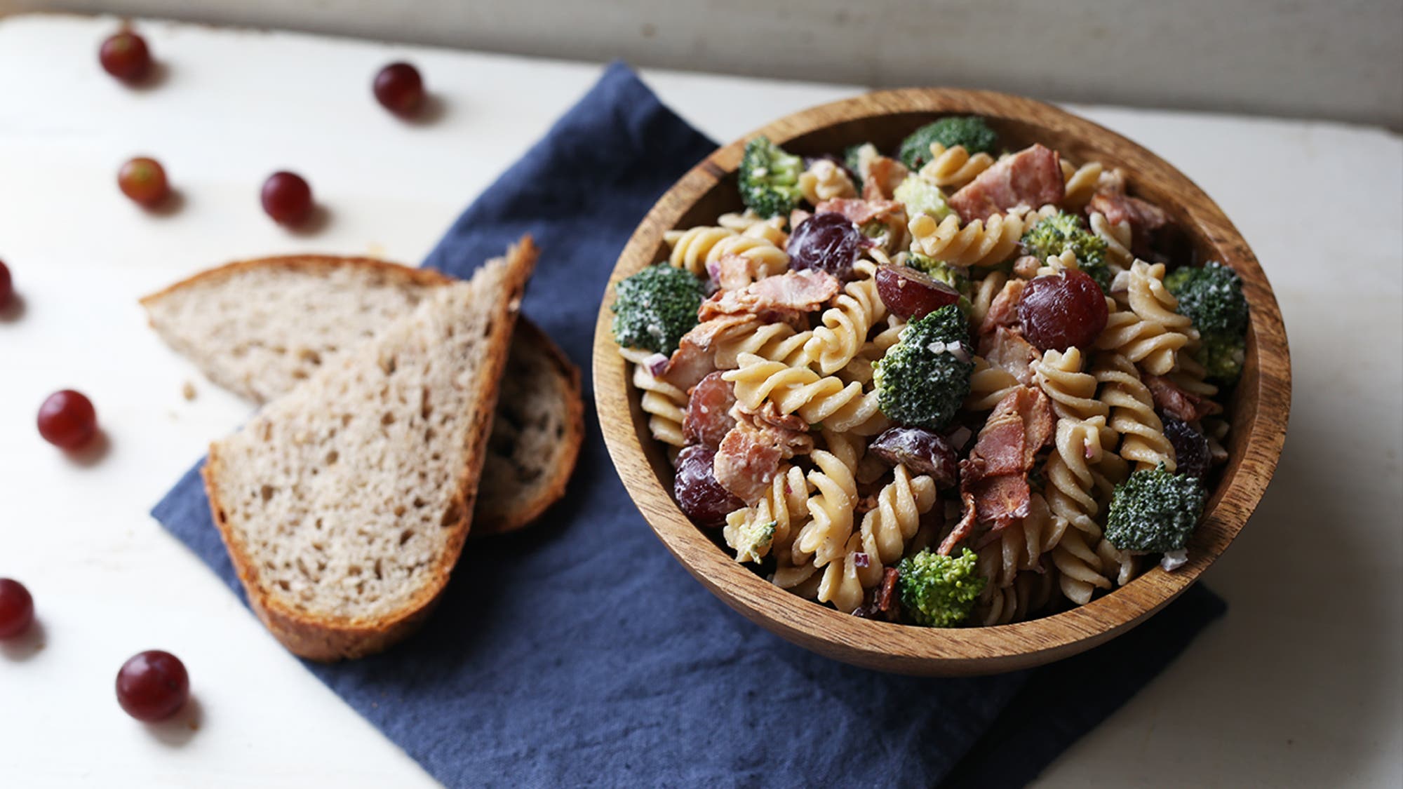 Pastasalat med brokkoli, druer og bacon