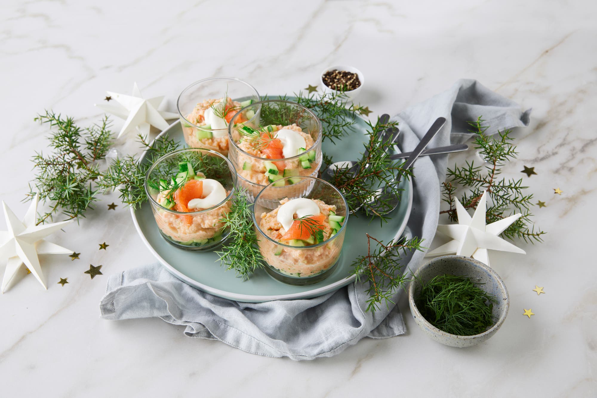 Laksemousse og agurk i glass