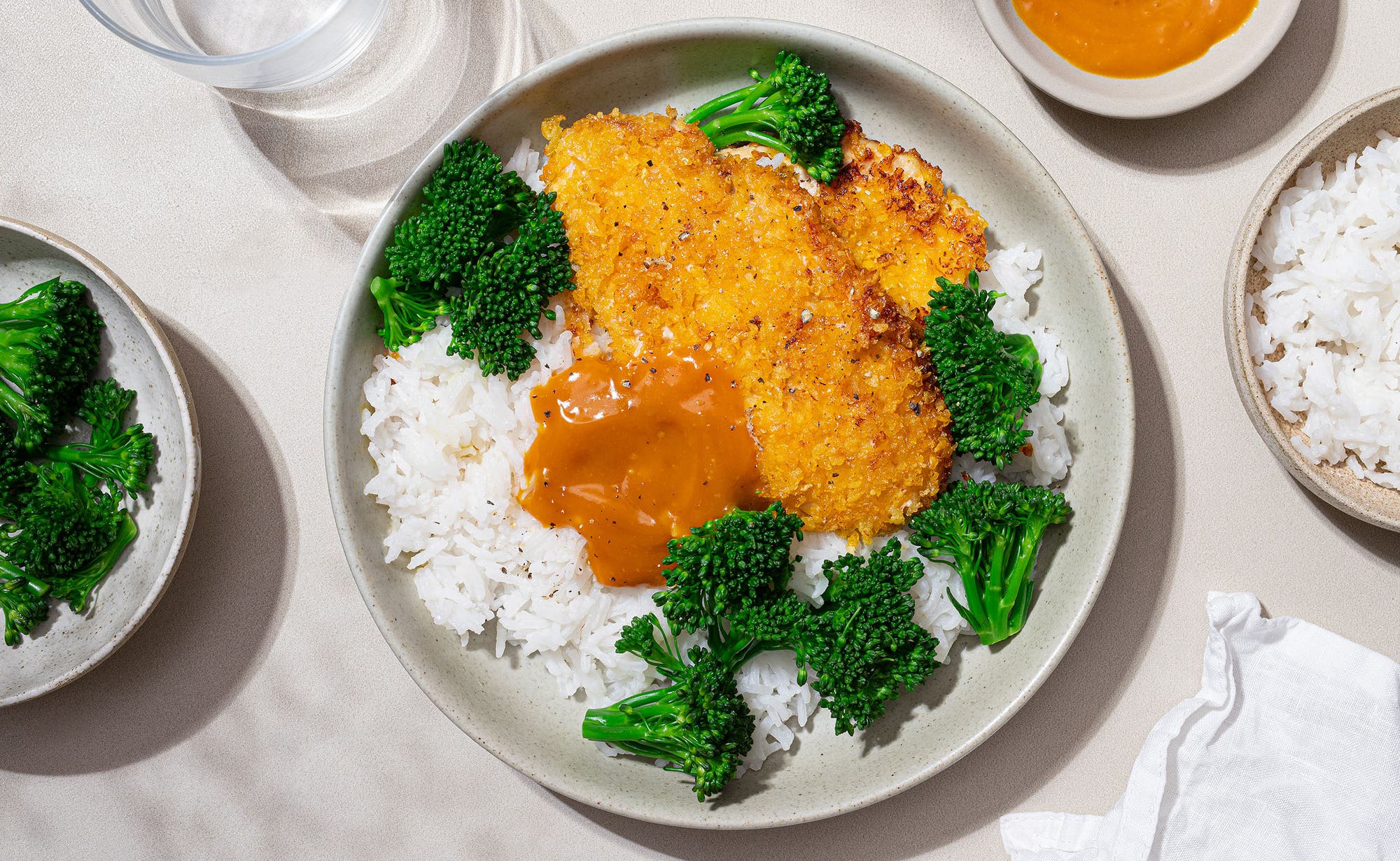 Rask crispy sataykylling med brokkolini og ris