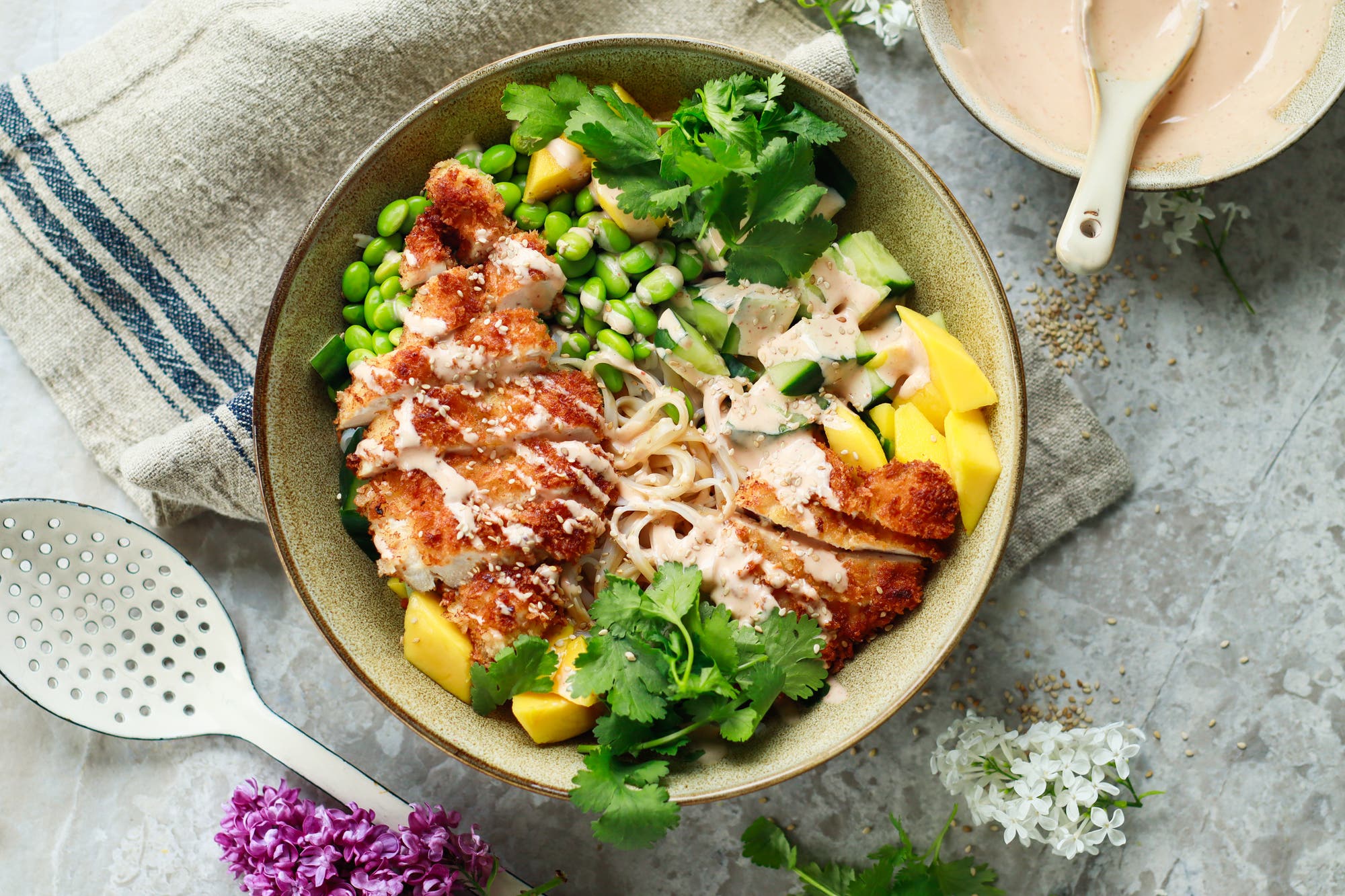Crispy chicken nudel bowl