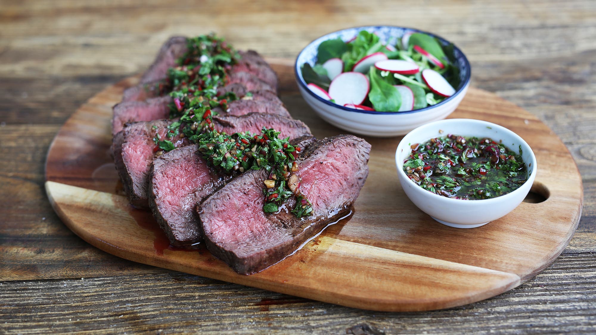 Helgrillet ytrefilet av storfe med urtedressing