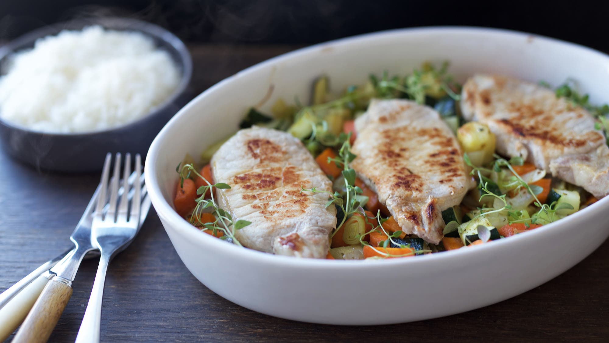 Koteletter og grønnsaker i form