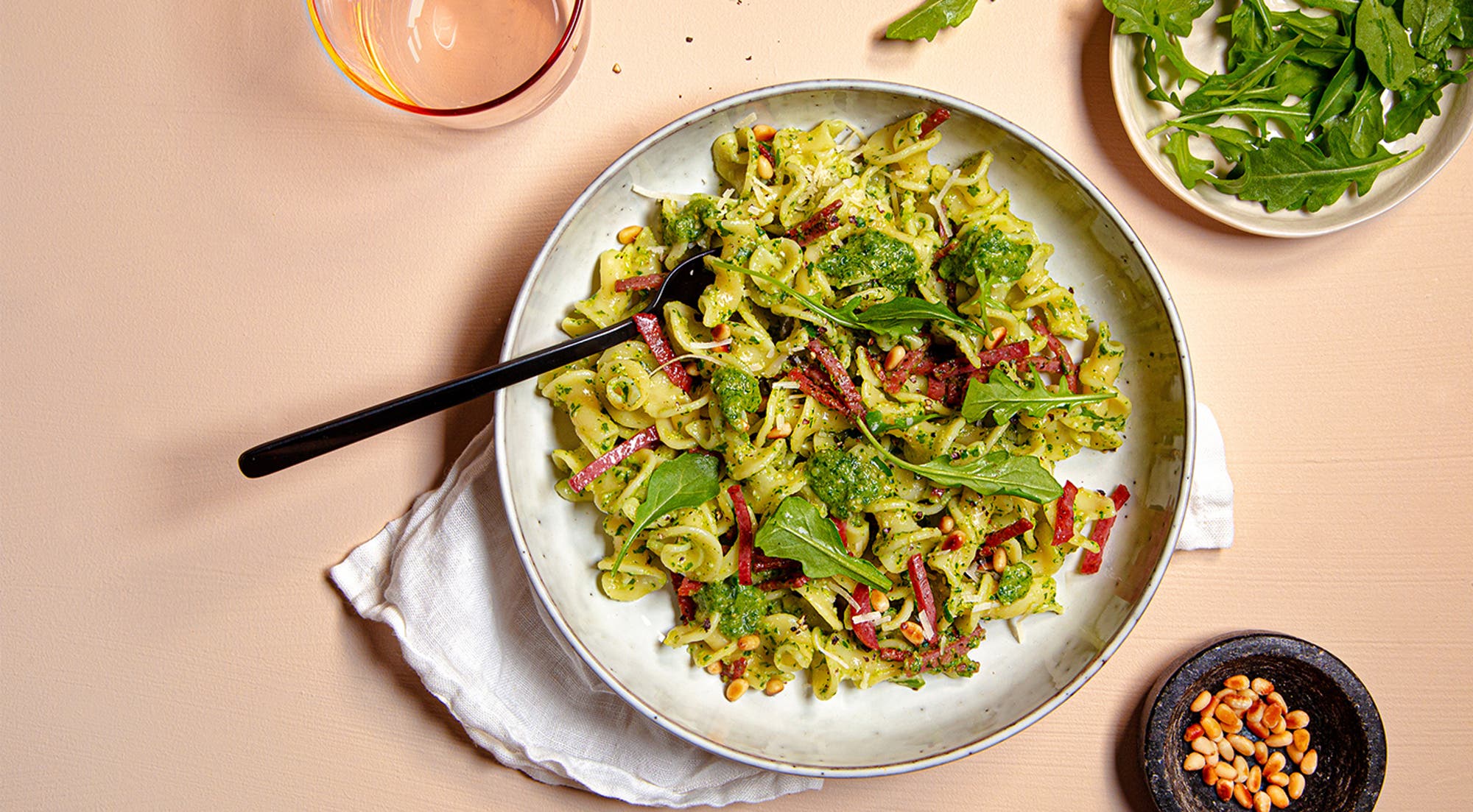 Pasta med pesto og salami siliana