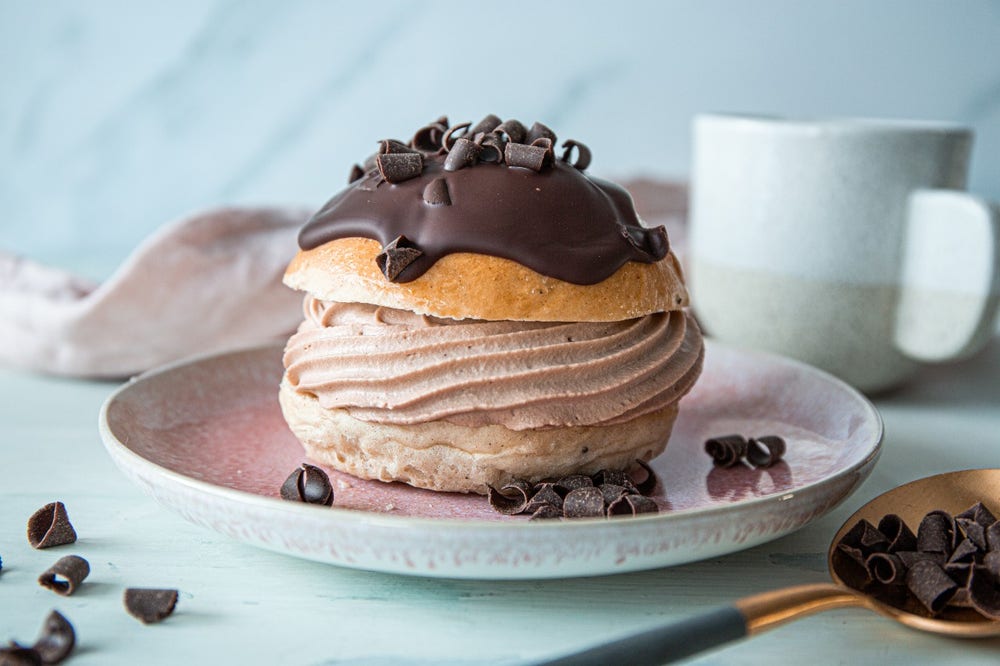 Fastelavnsboller med sjokoladekrem- og topping