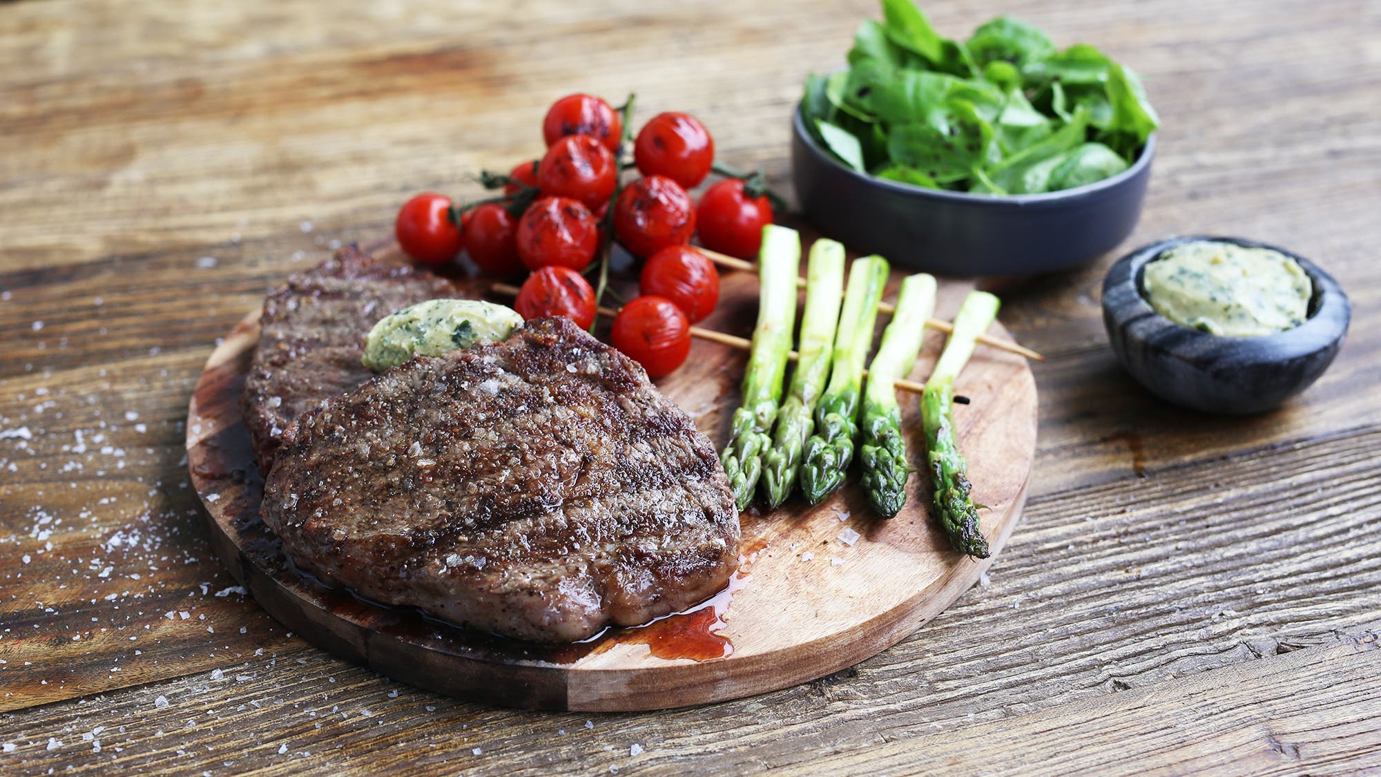 Grillet entrecôte med asparges og tomater