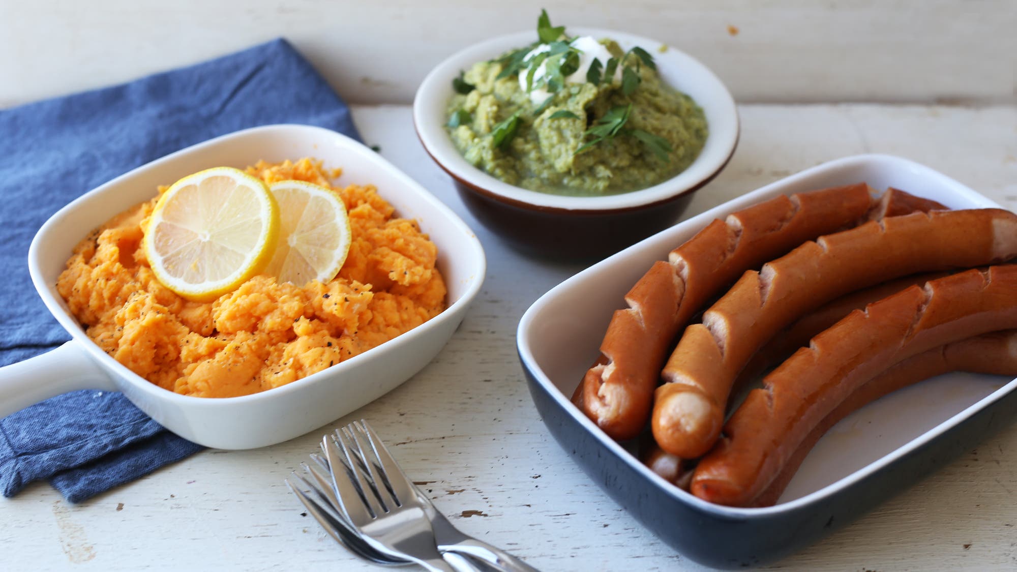 Pølser med fargerike stapper