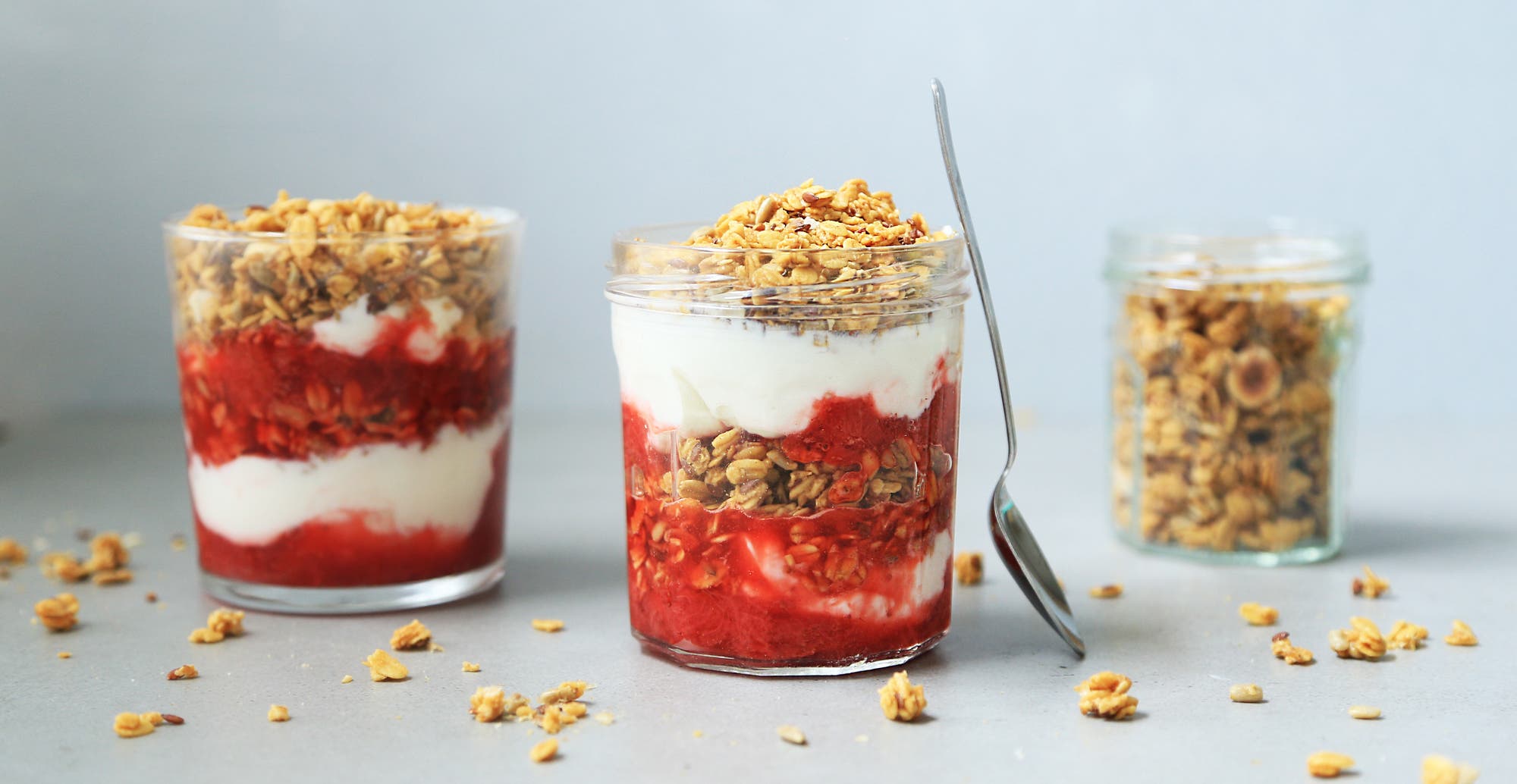 Sommerfrisk granola med yoghurt