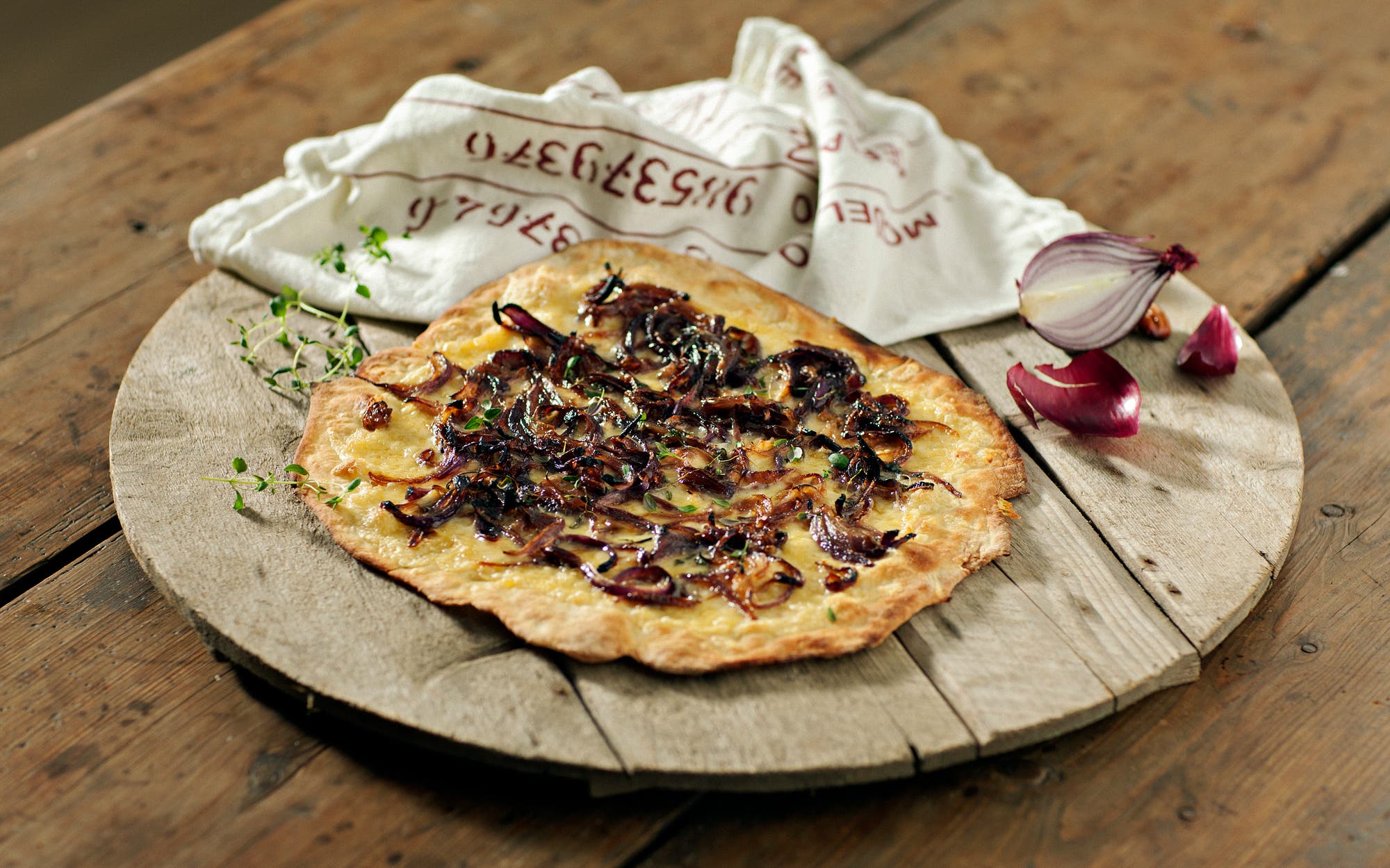 Pizza med karamellisert løk
