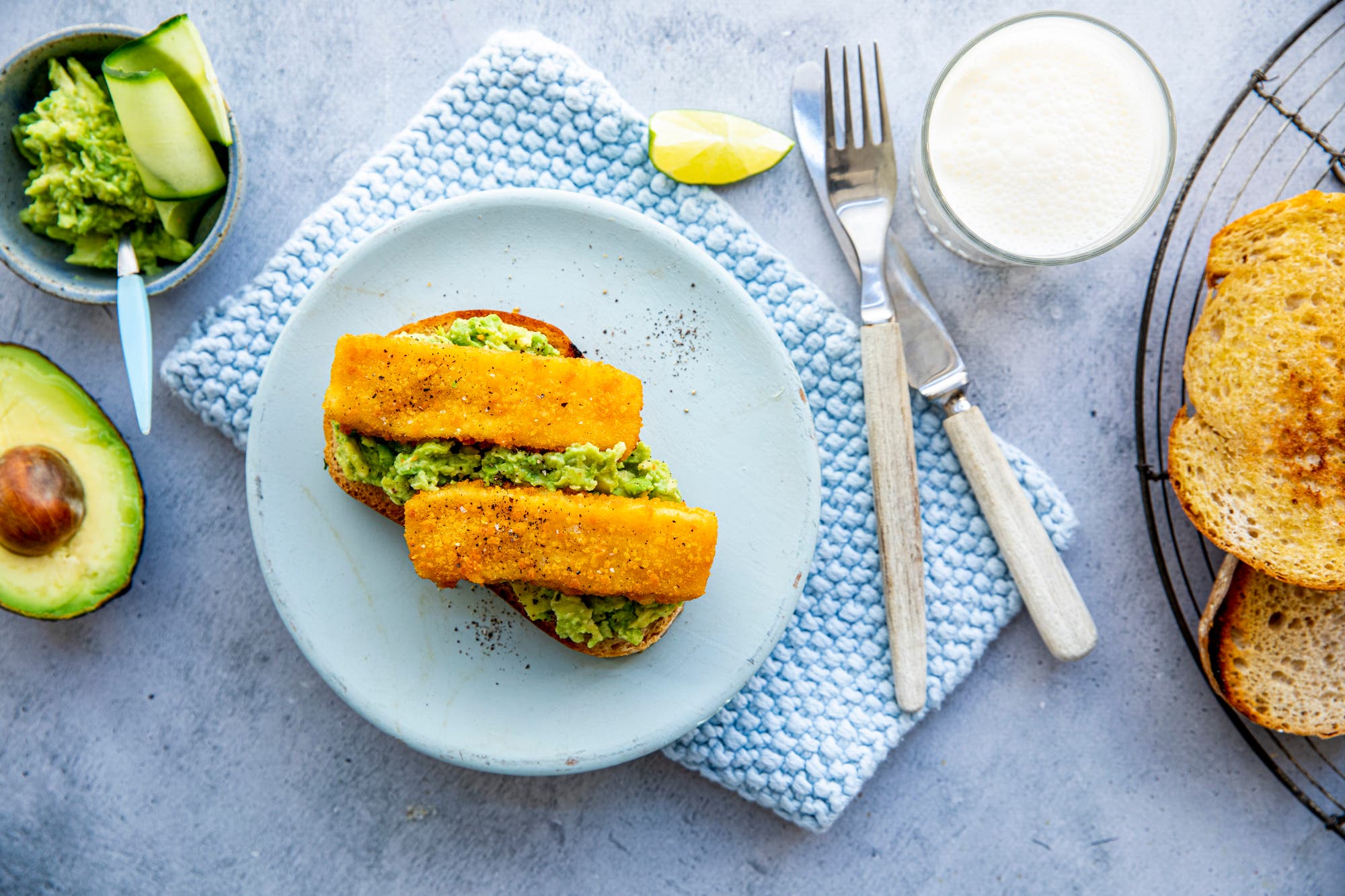 Toast med fiskepinner og avokado
