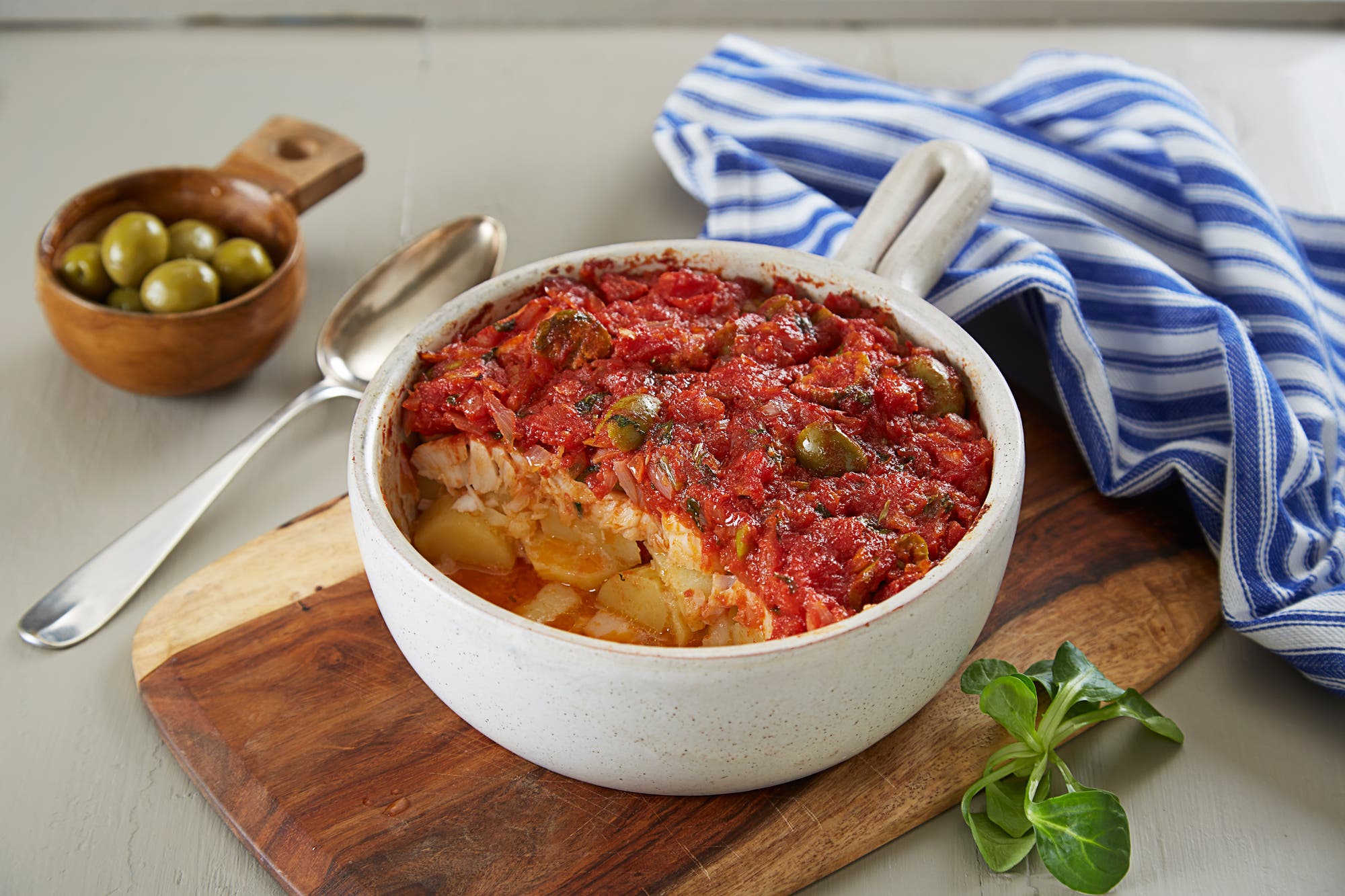 Ovnsbakt torsk med tomat og basilikum