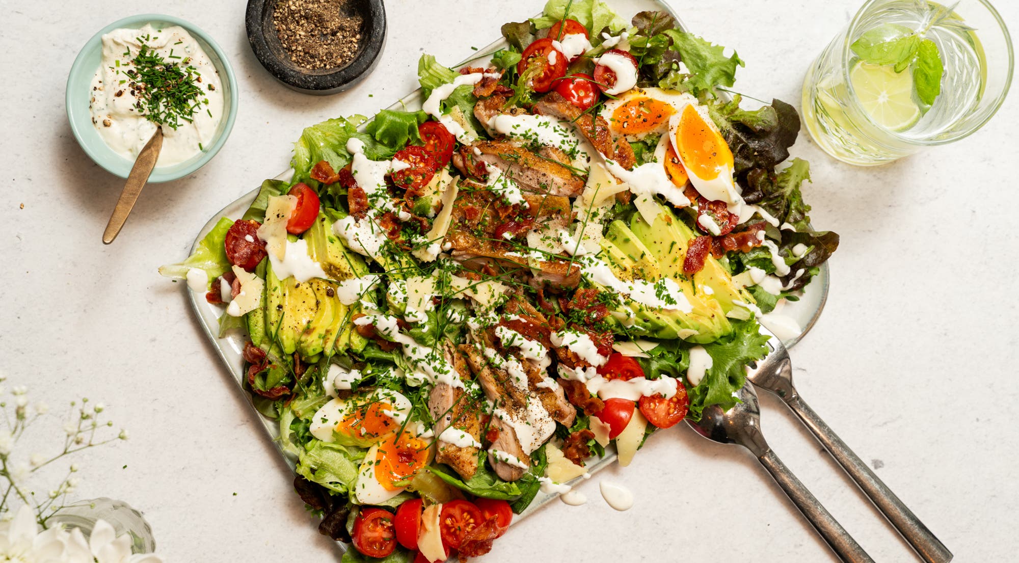 Cobbsalat med kylling, bacon og avokado