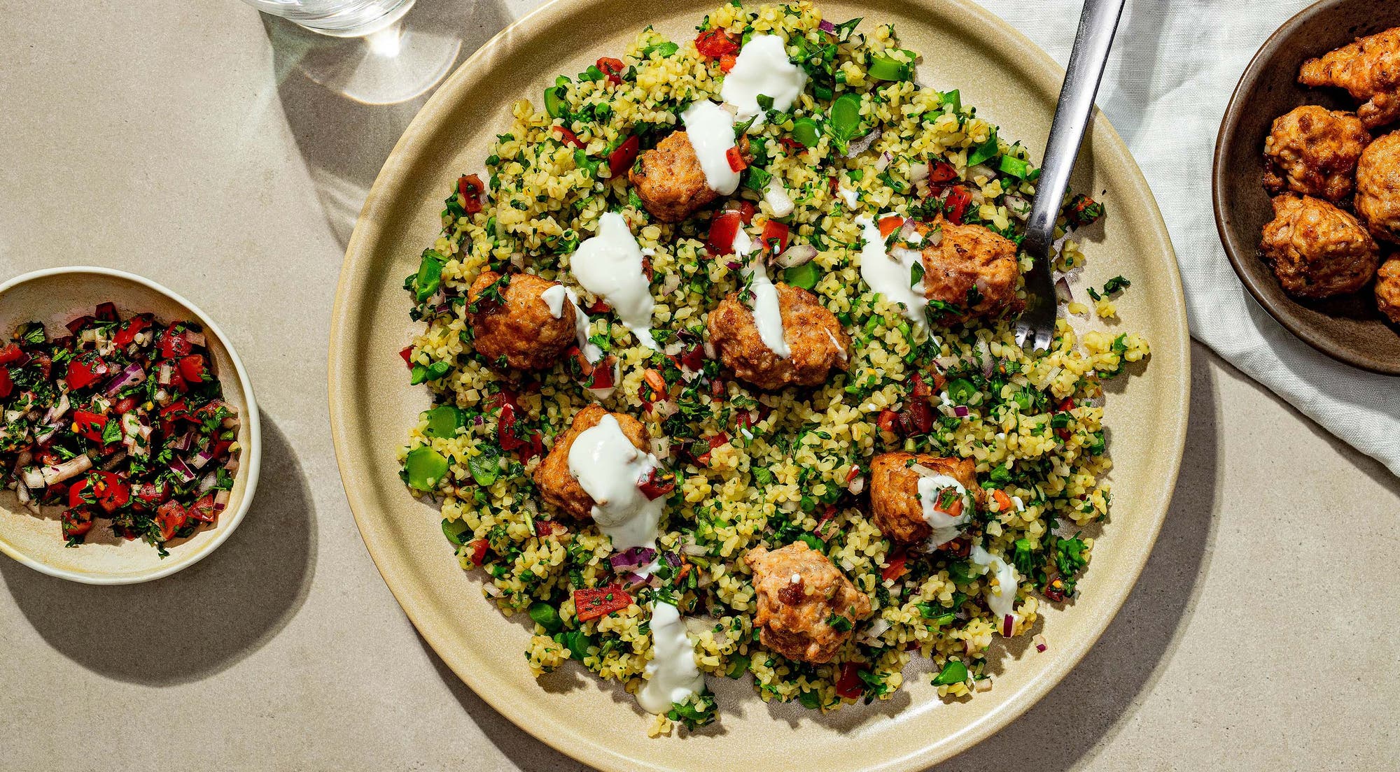 Bulgur- og brokkolisalat med lammekjøttboller