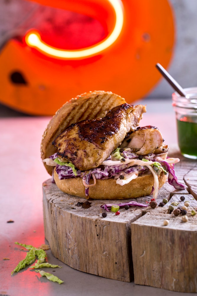 Livèche-kyllingburger med chipotle-slaw