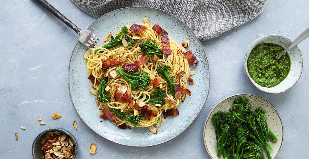 Pasta med bacon og sprø brokkolini