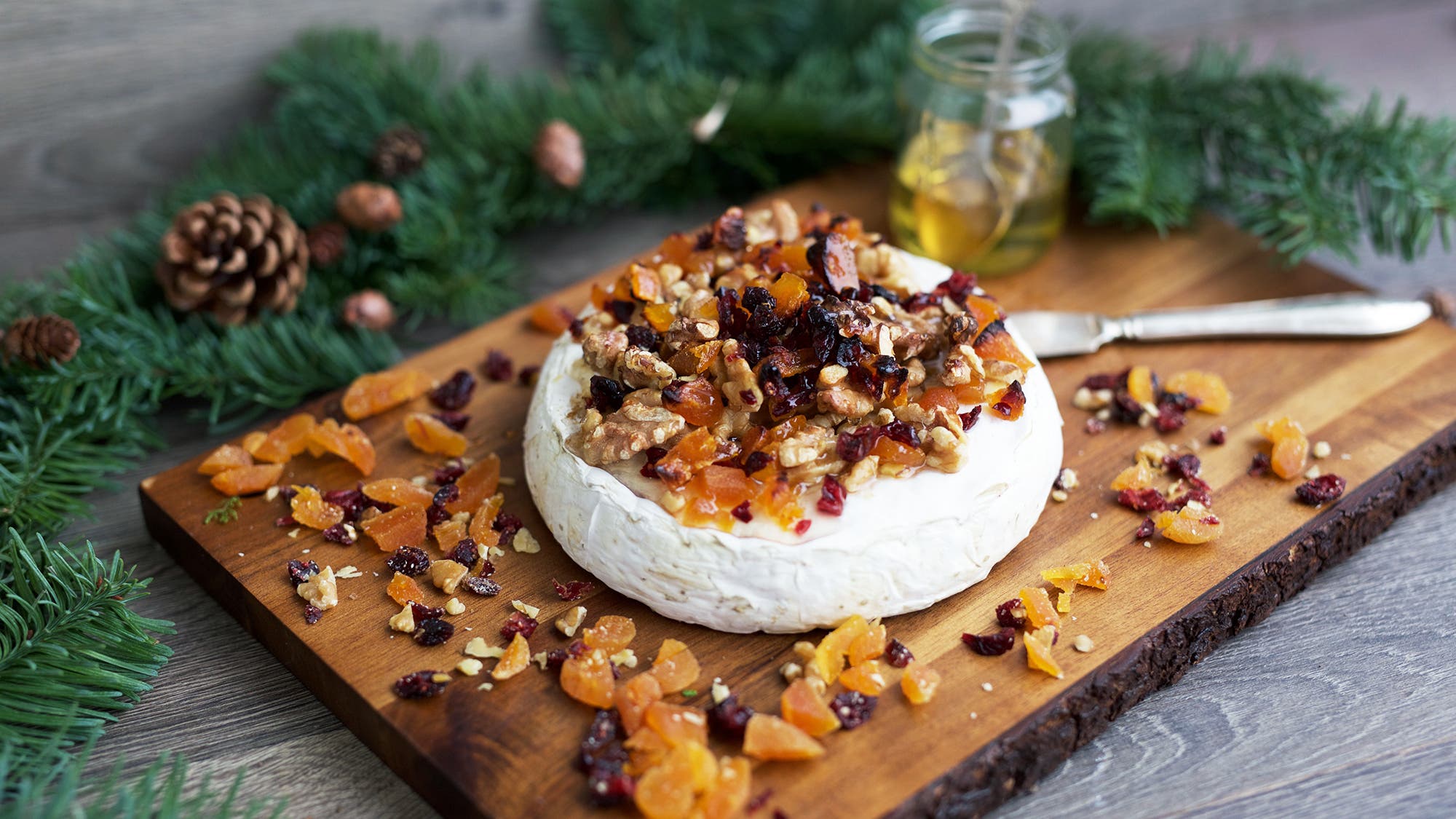 Lun brie med tørket frukt og nøtter