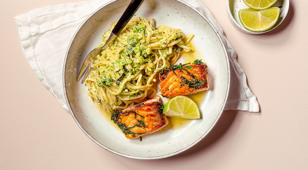 Laks med basilikum og kremet brokkolipasta