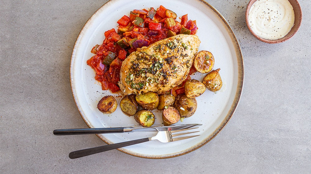 Sitron- og honningglasert kylling med mandelpoteter, ratatouille og aioli