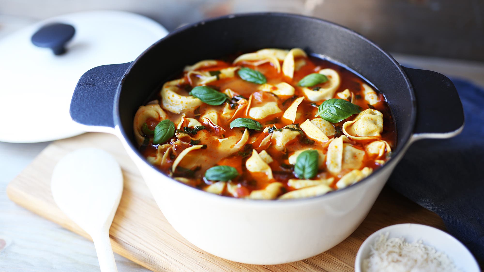Alt-i-ett tortellinisuppe med tomat og basilikum