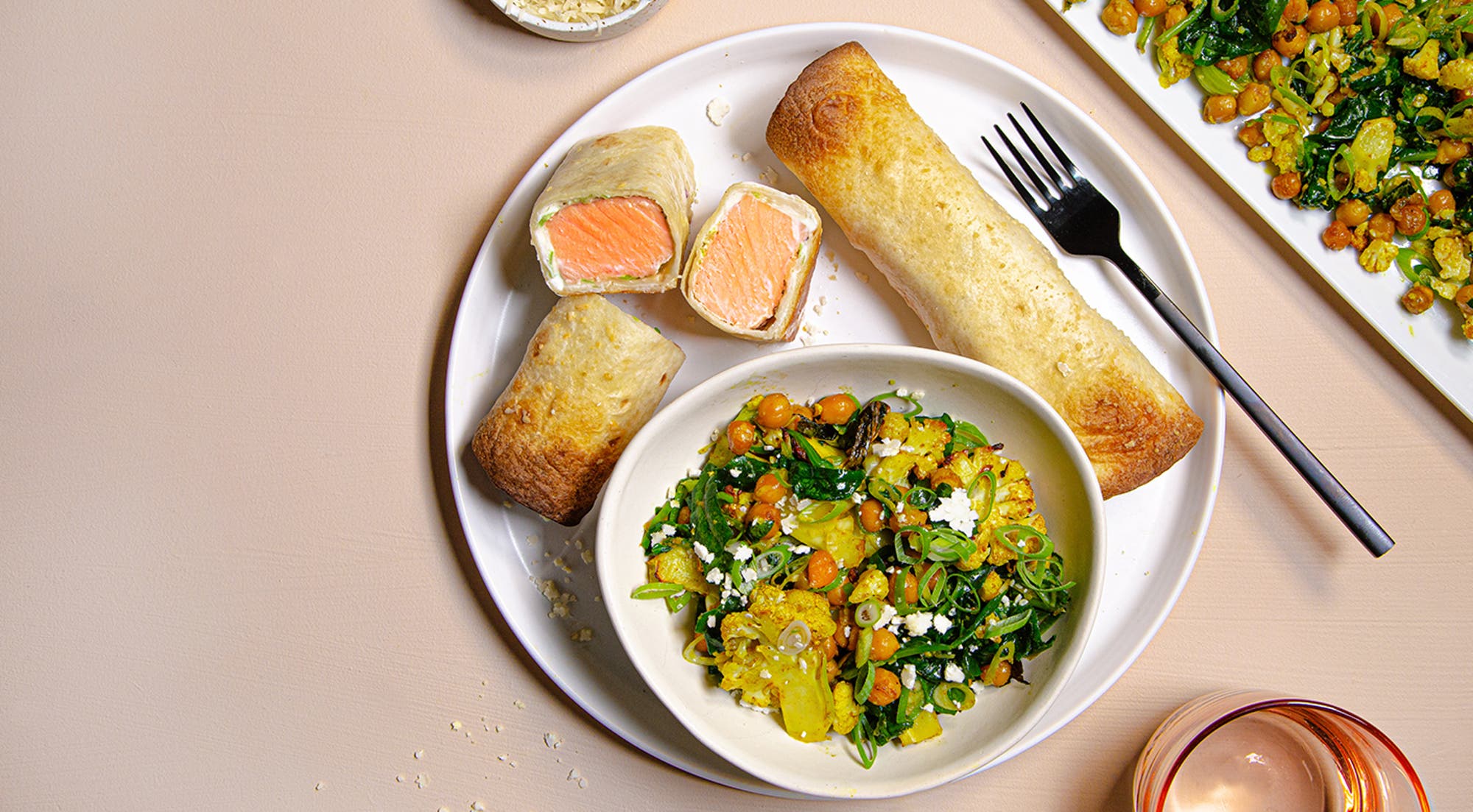 Bakt laksetortilla med blomkålsalat