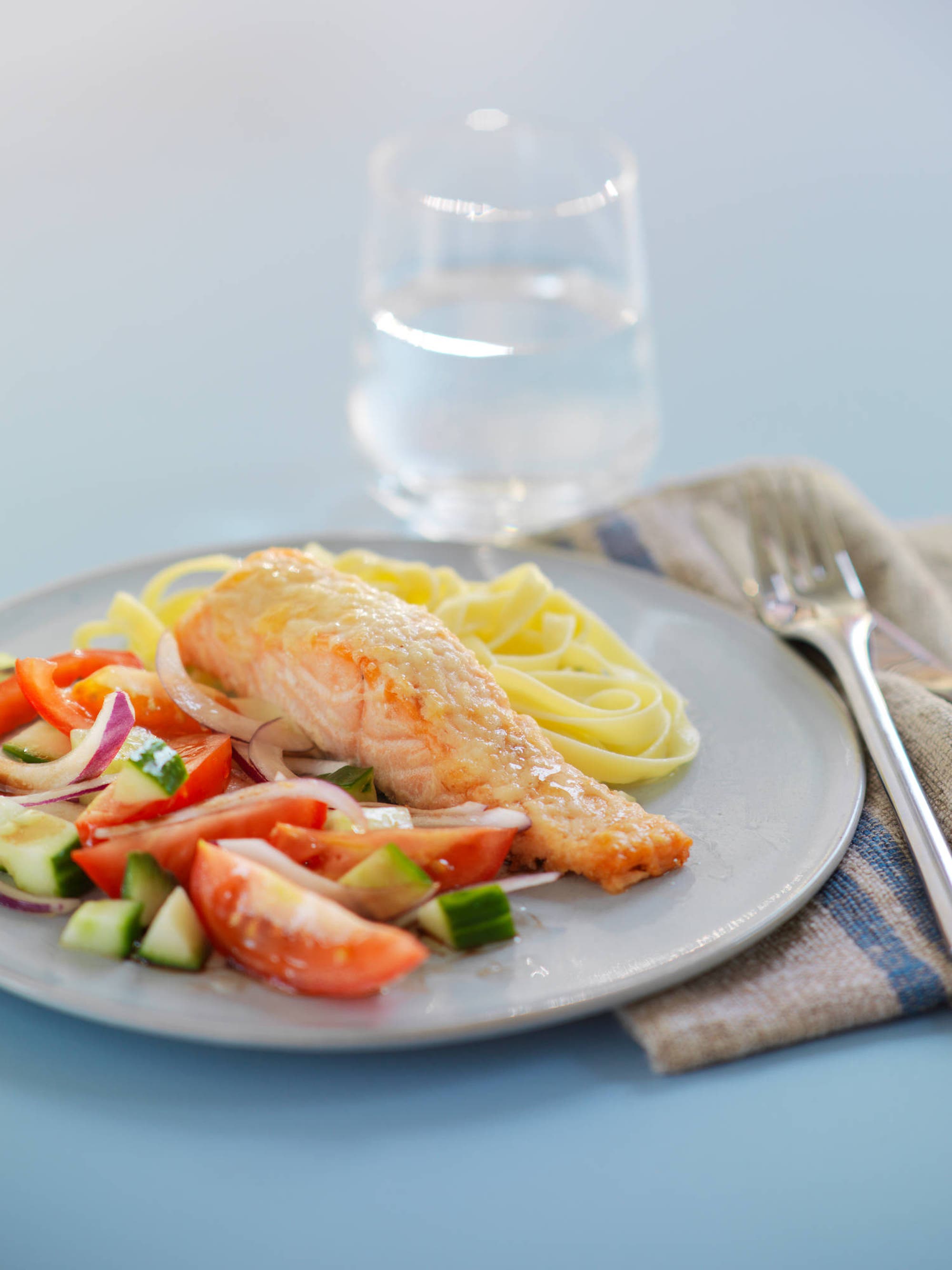 Ovnsbakt laks med parmesanlokk og tomatsalat