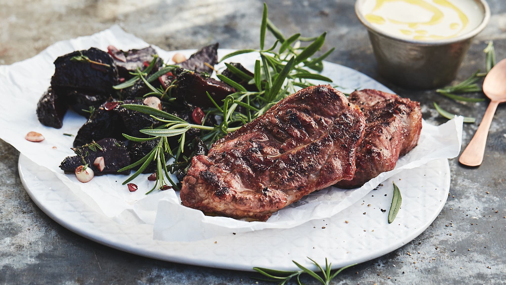 Økologisk svinenakke med sennepssaus og bakte rødbeter