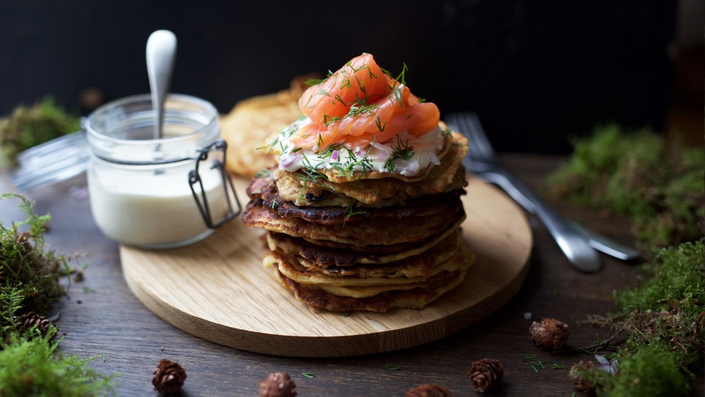 Minipannekaker med røkelaks og creme fraiche