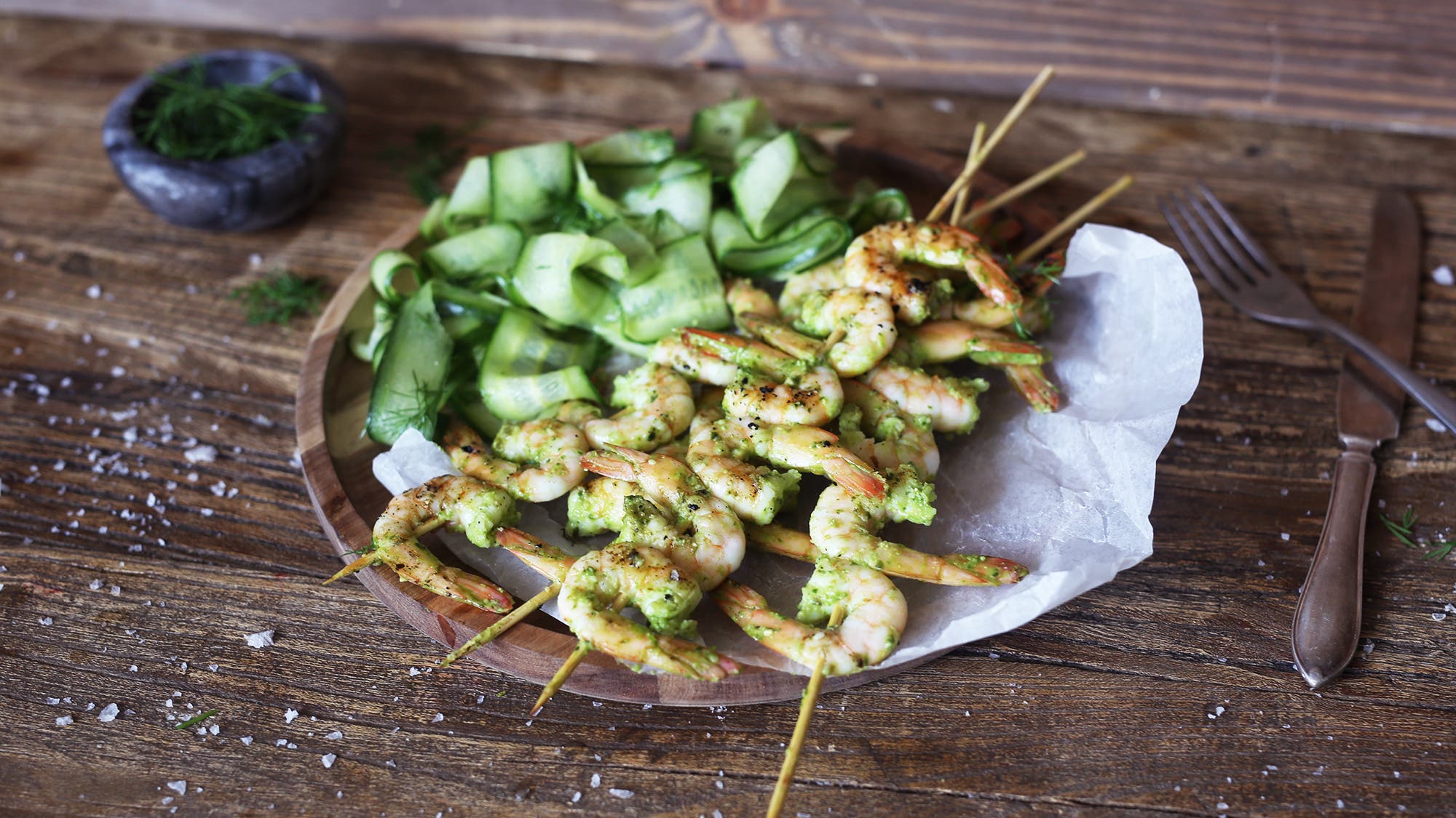 Scampispyd med en enkel agurksalat