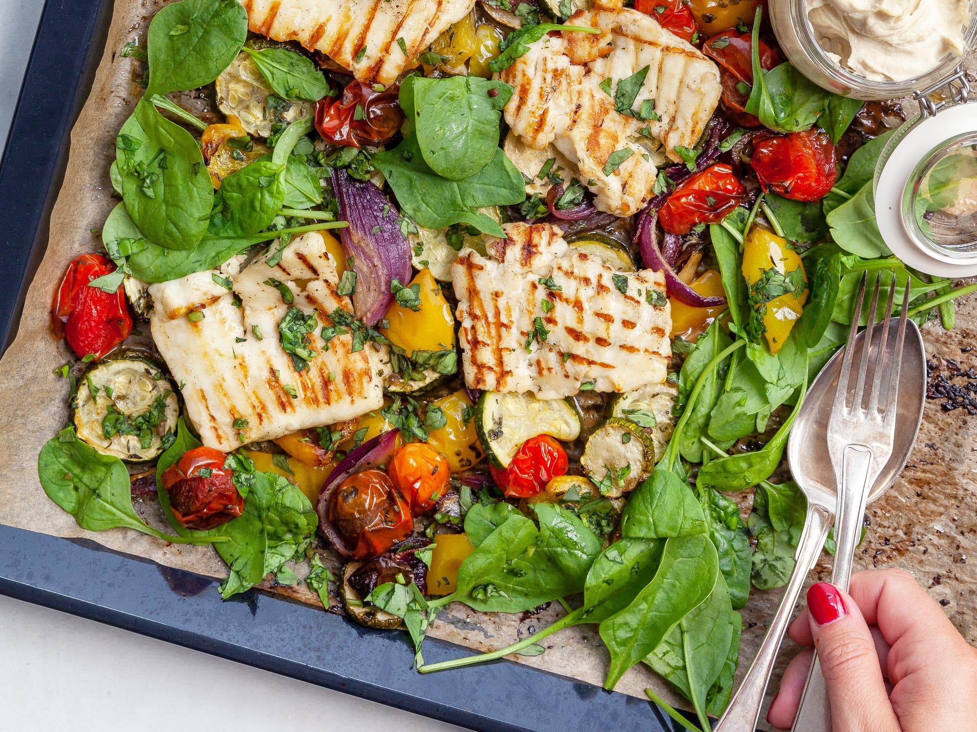 Middelhavsgrønnsaker med halloumi og hummus