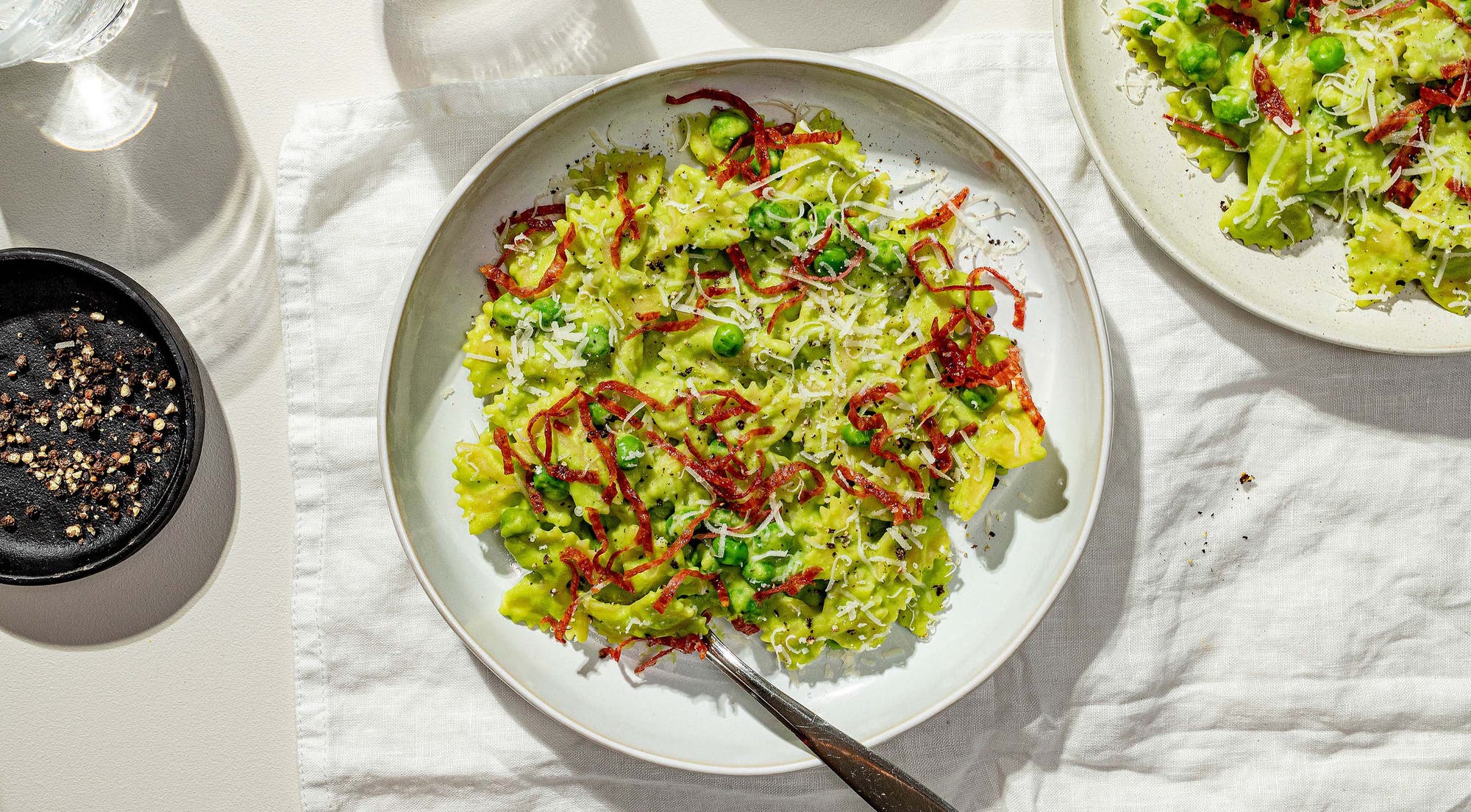 Sommerfuglpasta med erter og parmesan