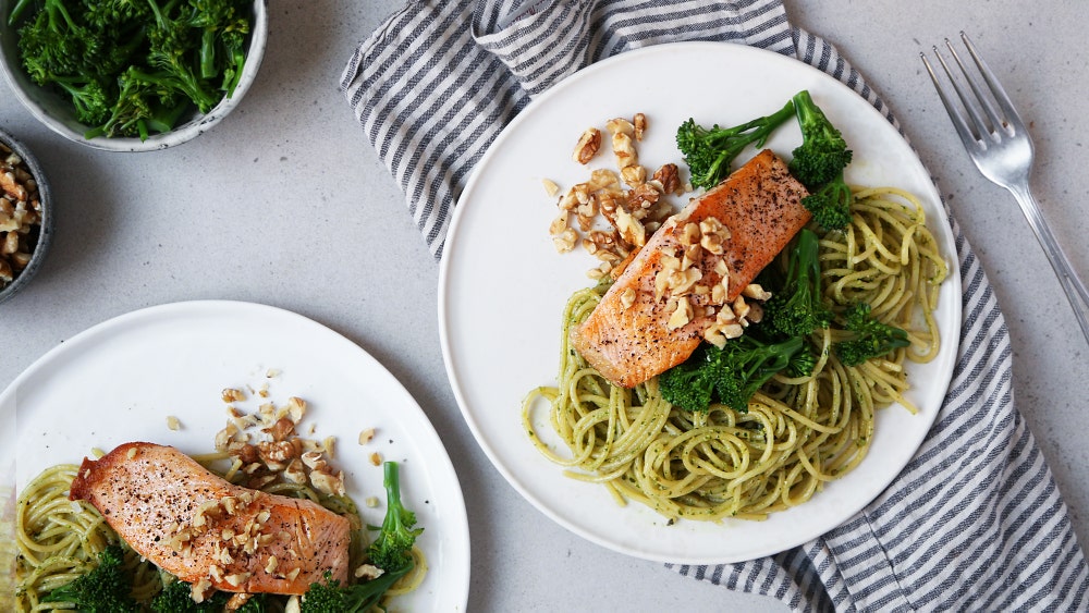 Laks med pestopasta og brokkolini