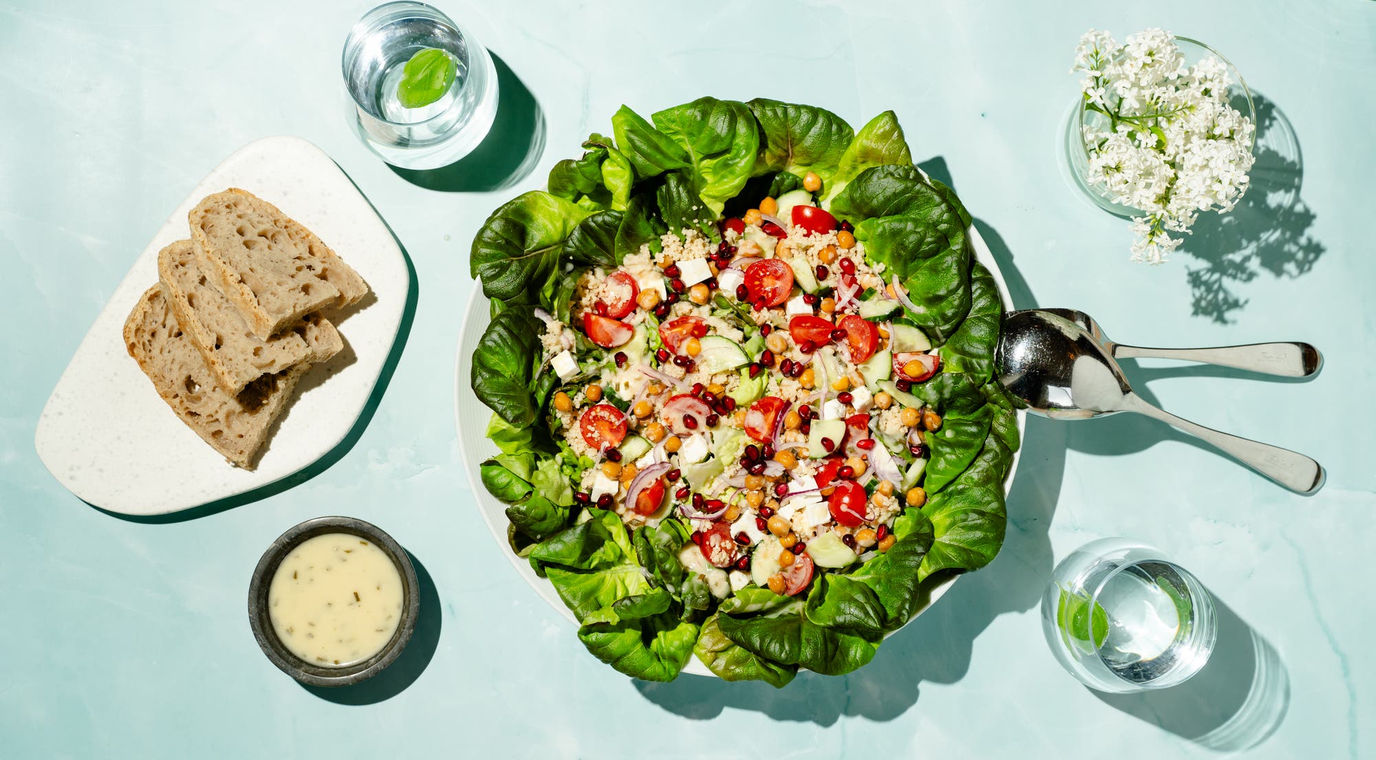 Salatbowl med ristede kikerter, feta og granateple
