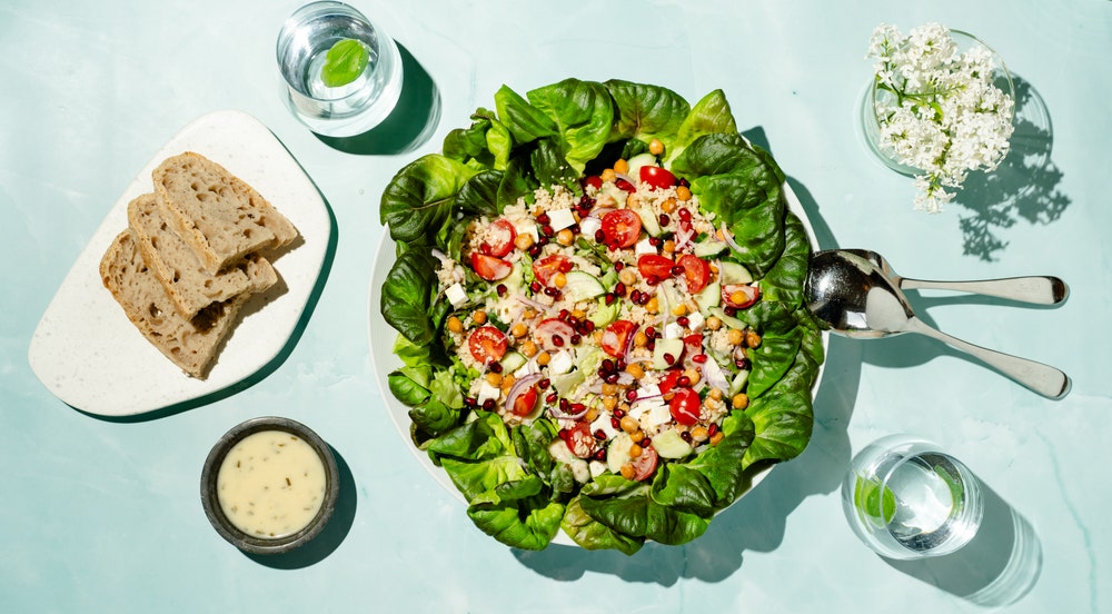 Salatbowl med ristede kikerter, feta og granateple