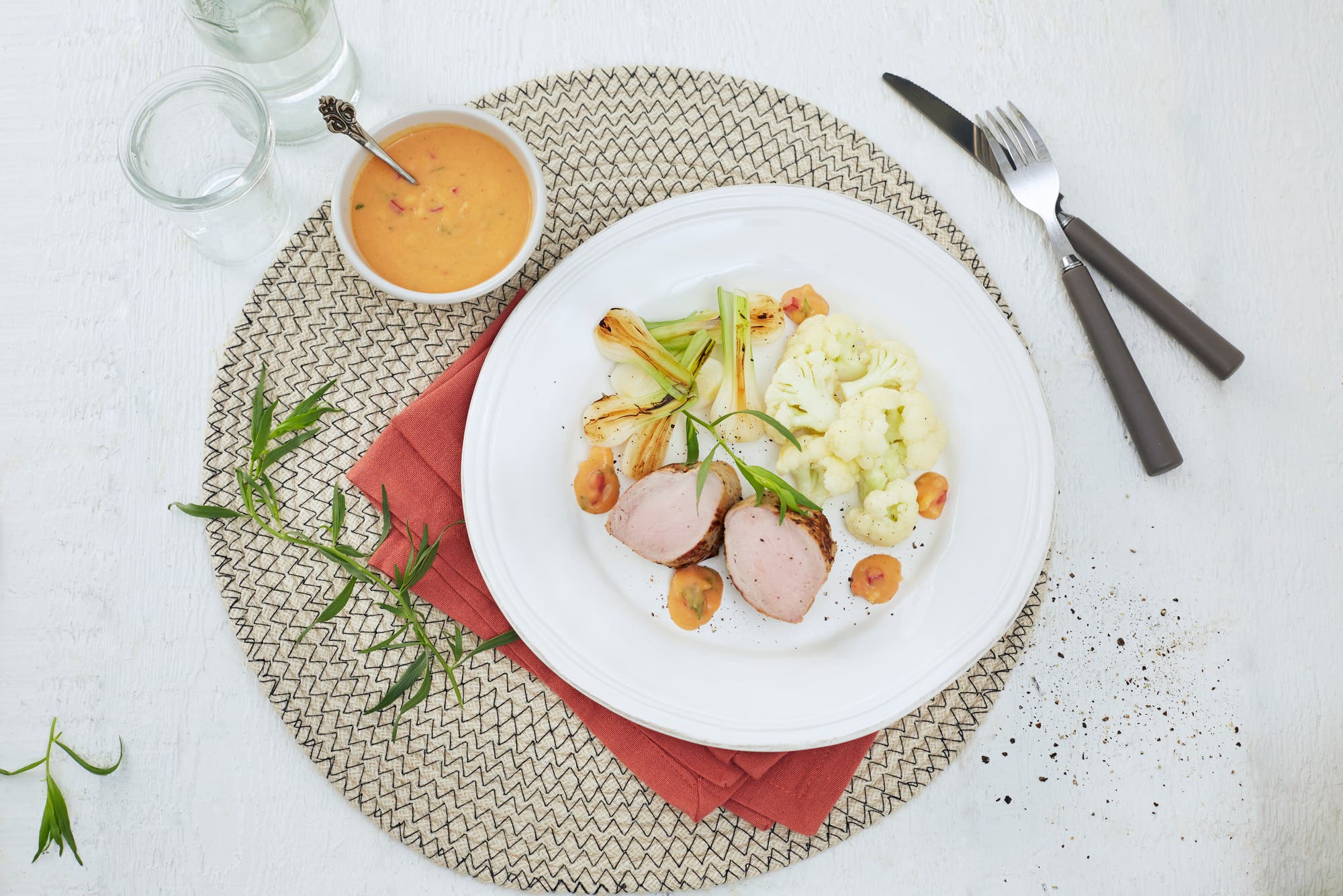 Helstekt svinefilet med choronsaus, vårløk og blomkål