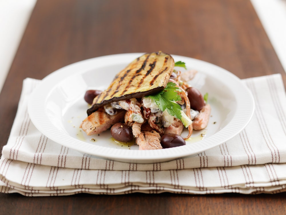Grillet aubergine med kylling og yoghurtsaus