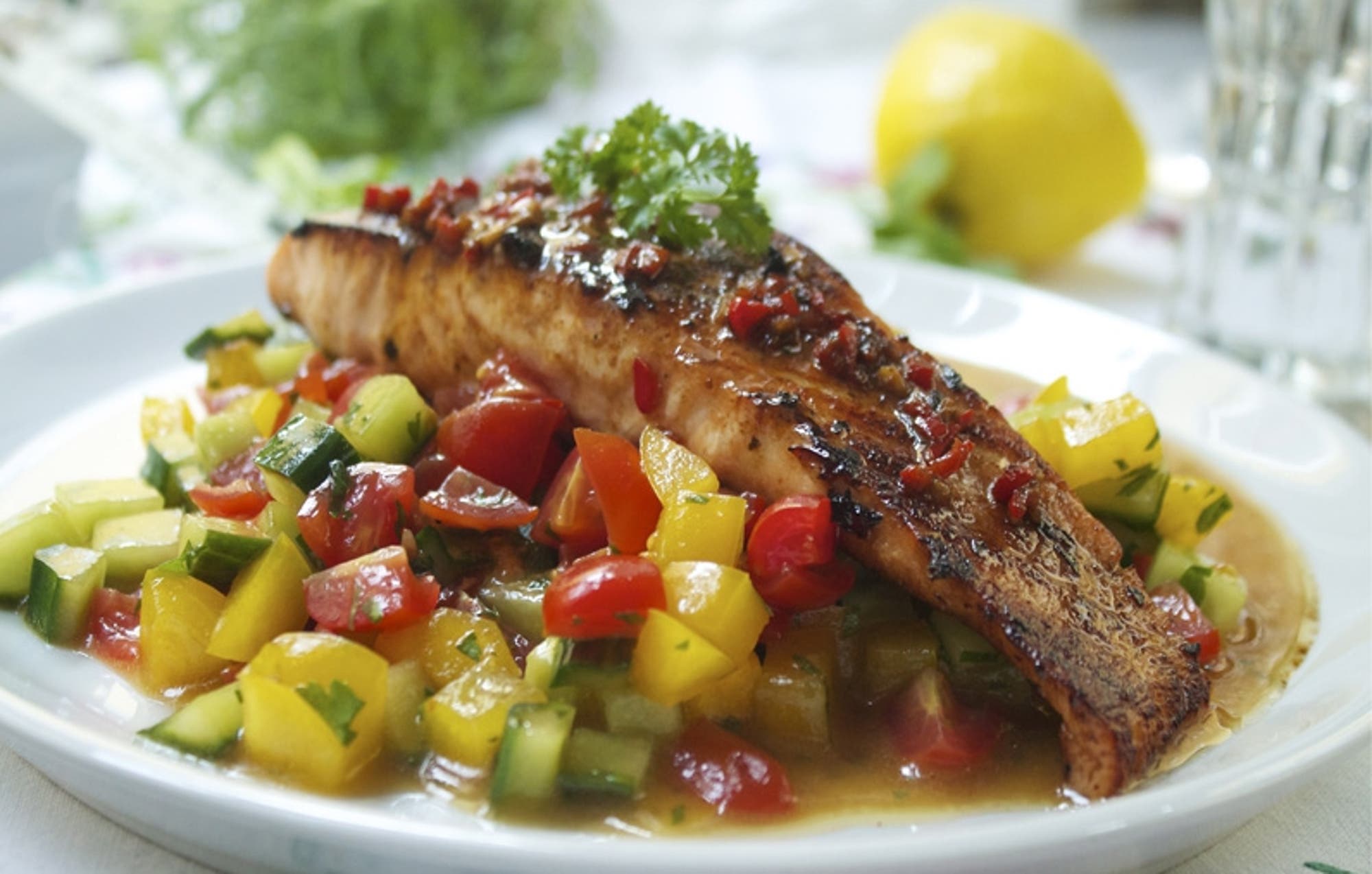Chilimarinert laks med grønnsakssalsa