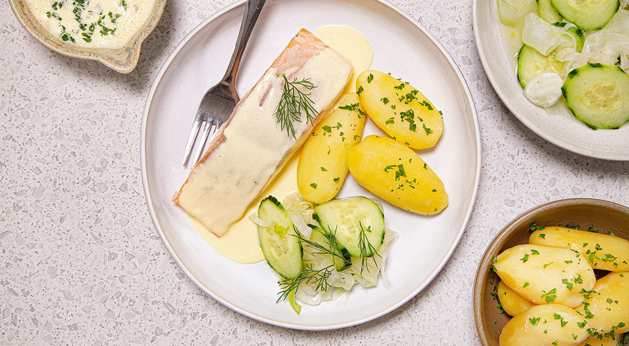 Bakt laks med sandefjordsmør, agurk- og fennikelsalat