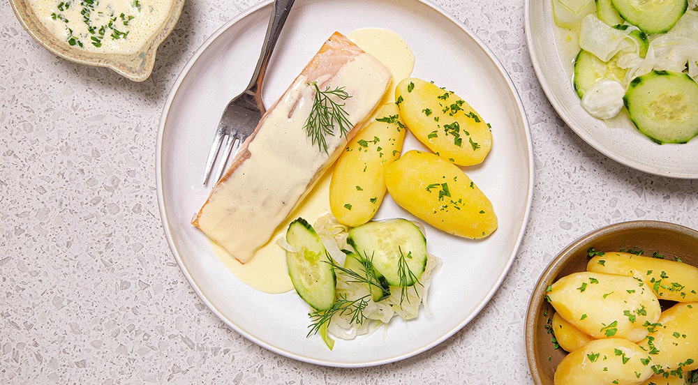 Bakt laks med sandefjordsmør, agurk- og fennikelsalat