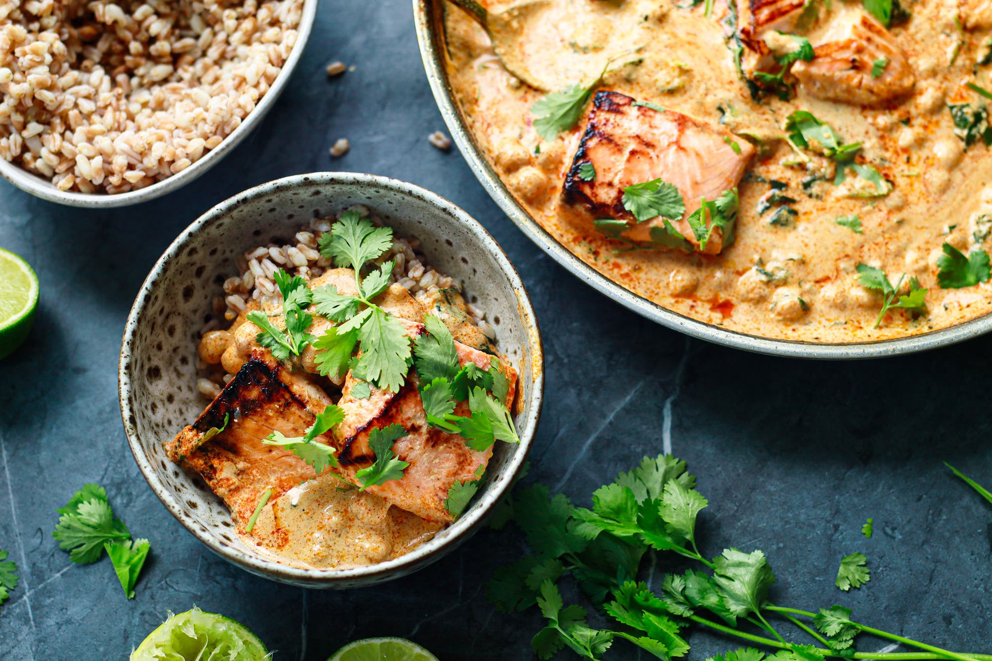 Indisk curry med laks og kikerter