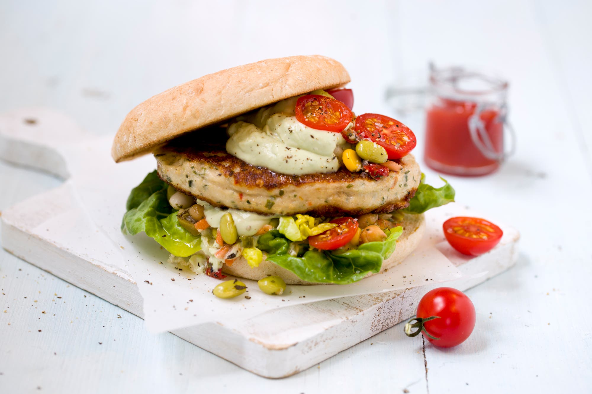 Fiskekakeburger med middelhavssalat