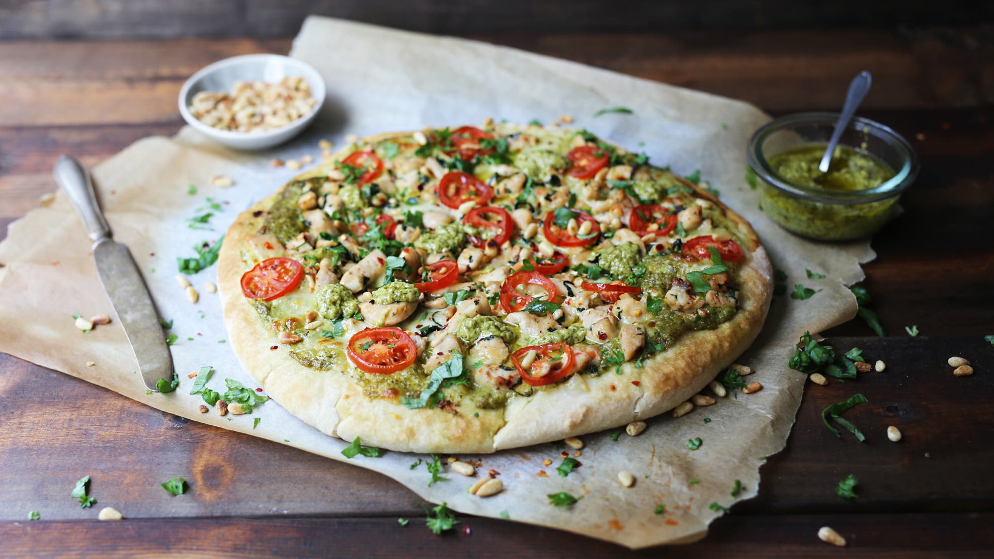 Pizza med kylling og pesto