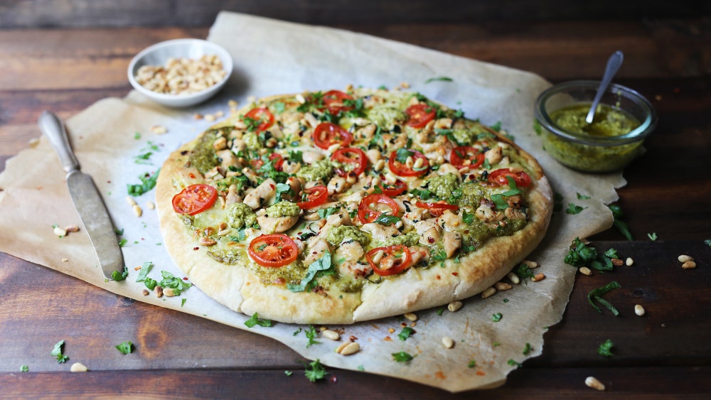 Pizza med kylling og pesto