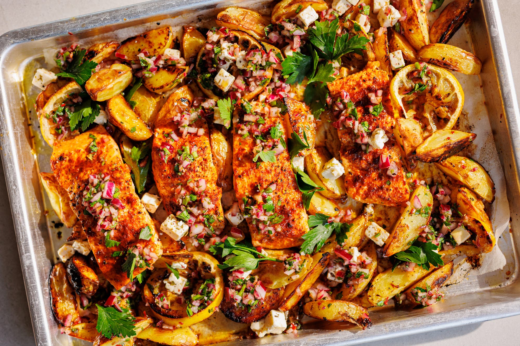 Tray bake med laks, poteter og chimichurri
