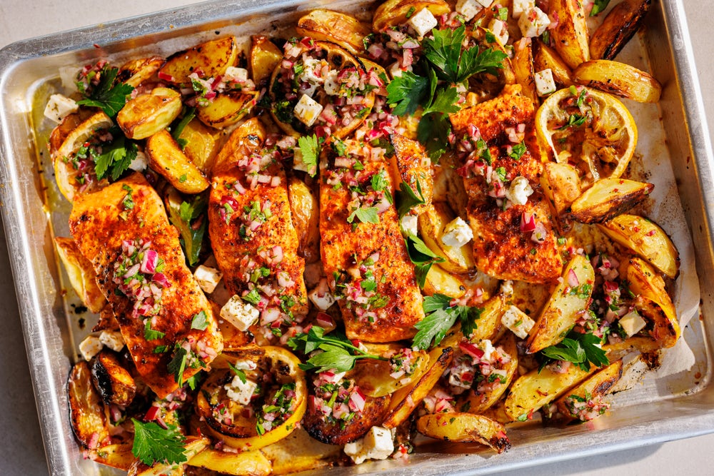 Tray bake med laks, poteter og chimichurri