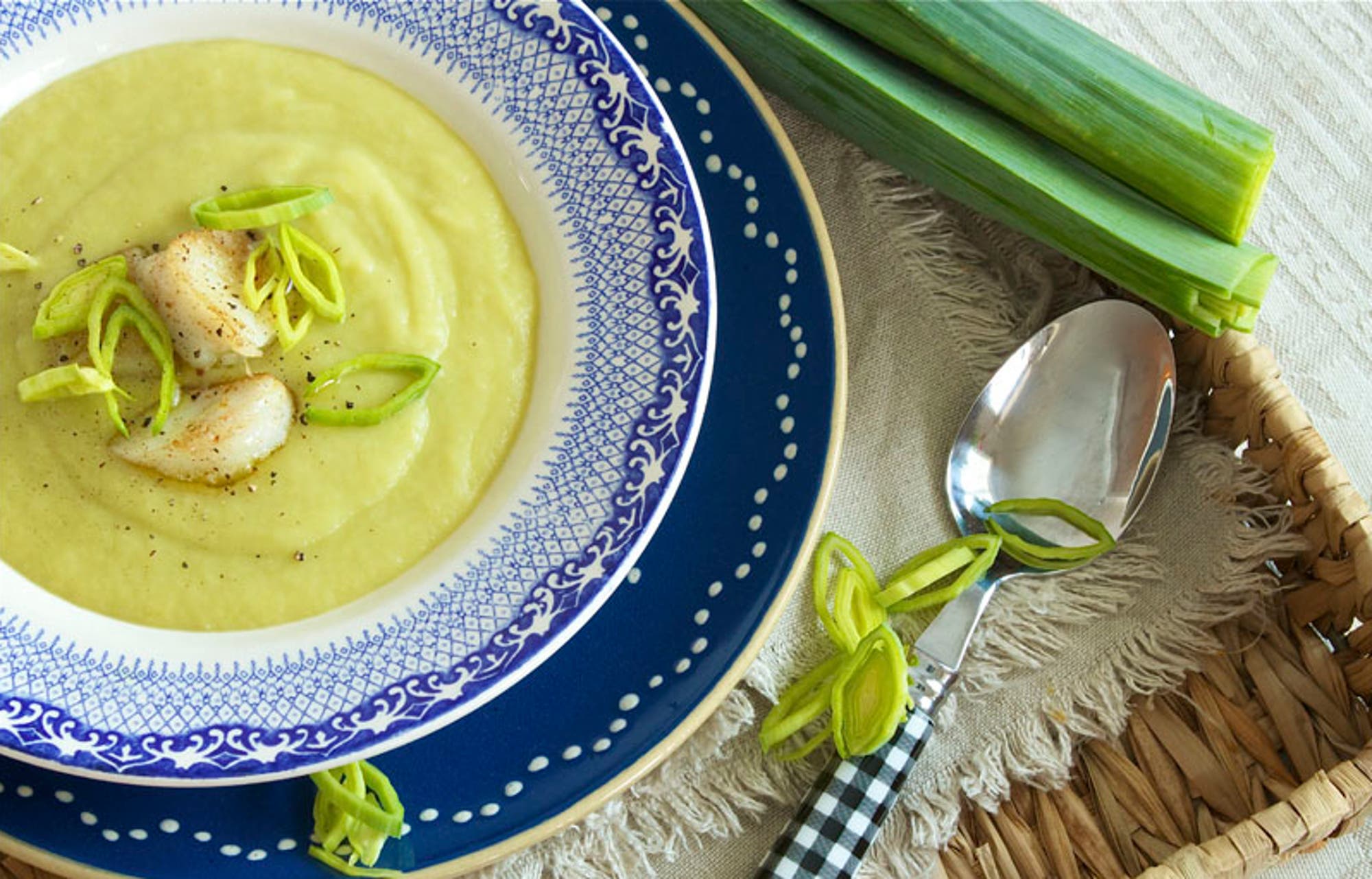Enkel potet- og purreløksuppe med torskebiter