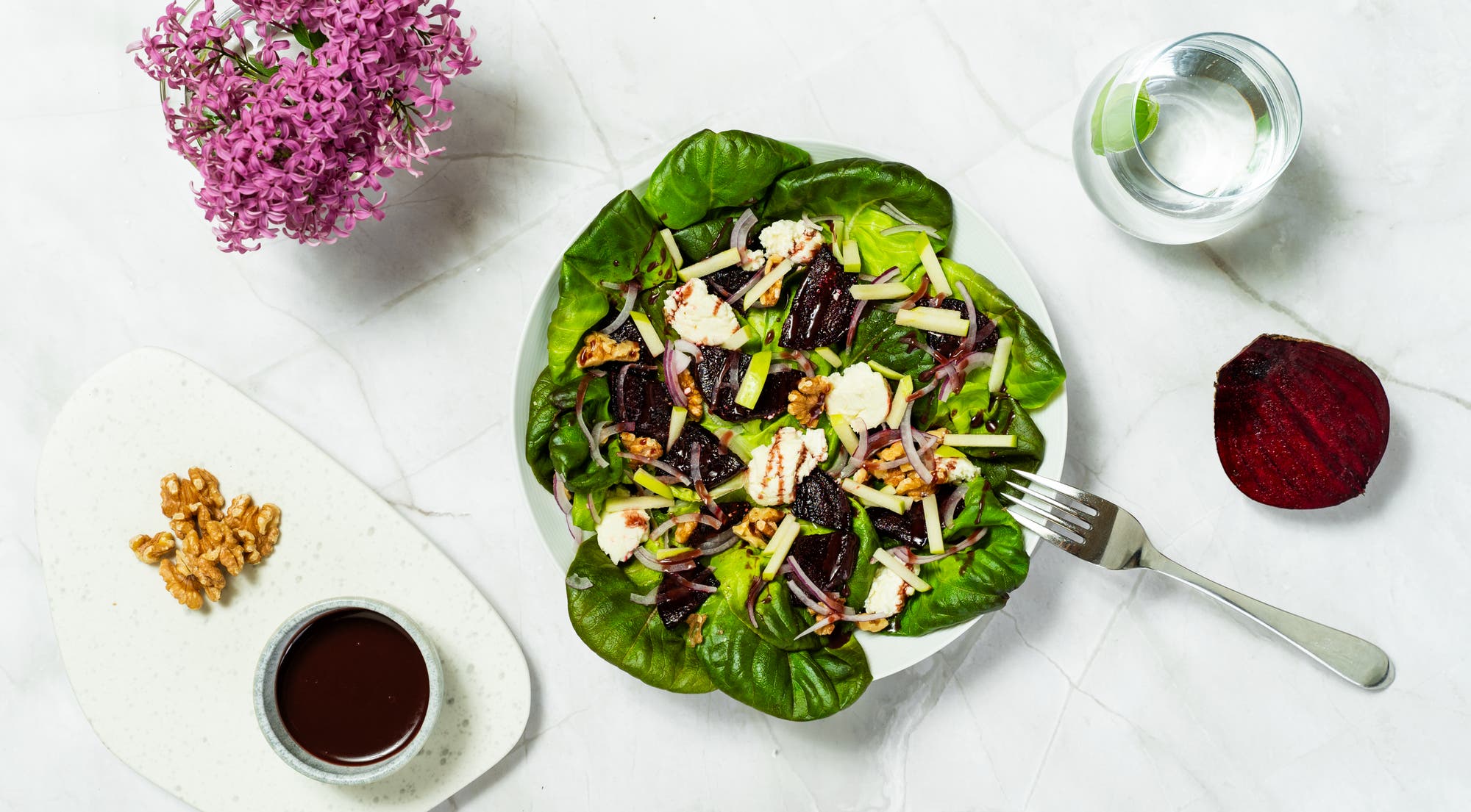 Salatbowl med bakte rødbeter og chevre