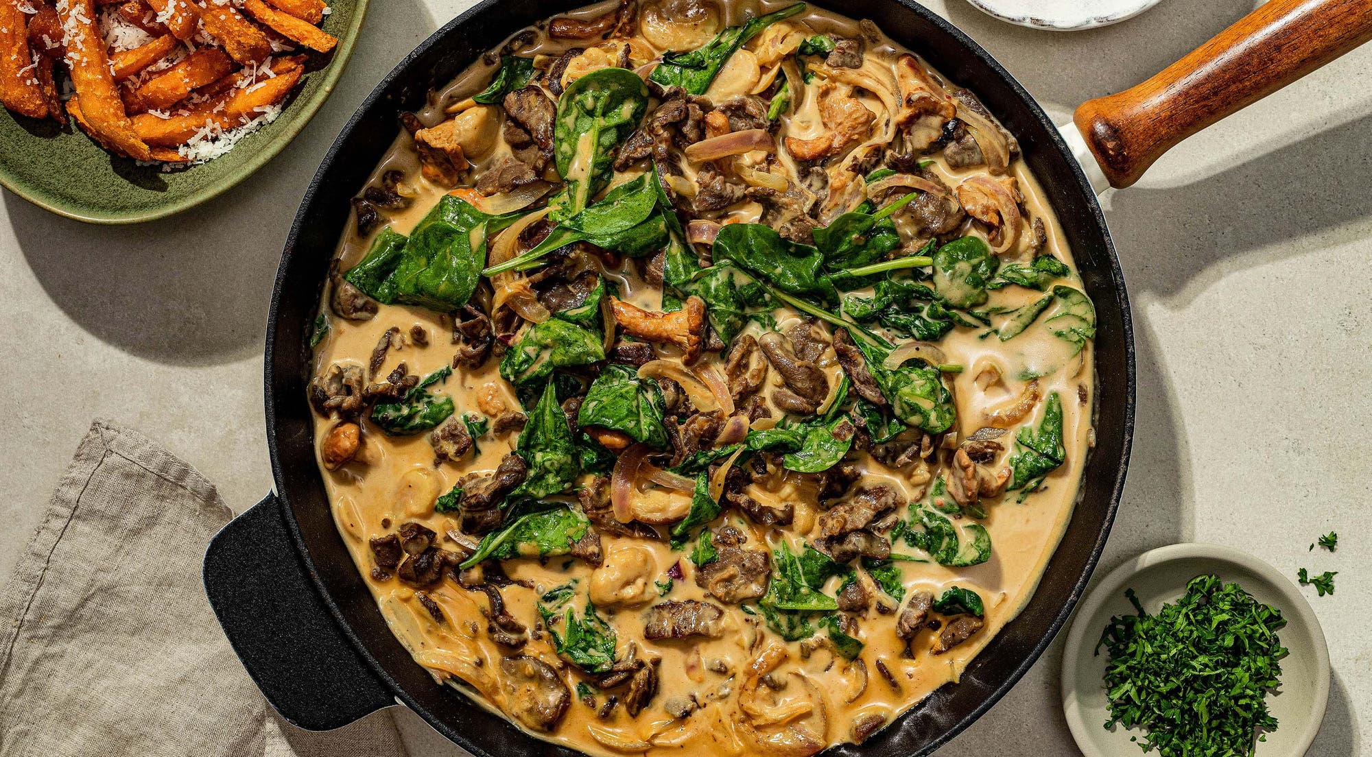 Kremet reinsdyrskav med skogsopp