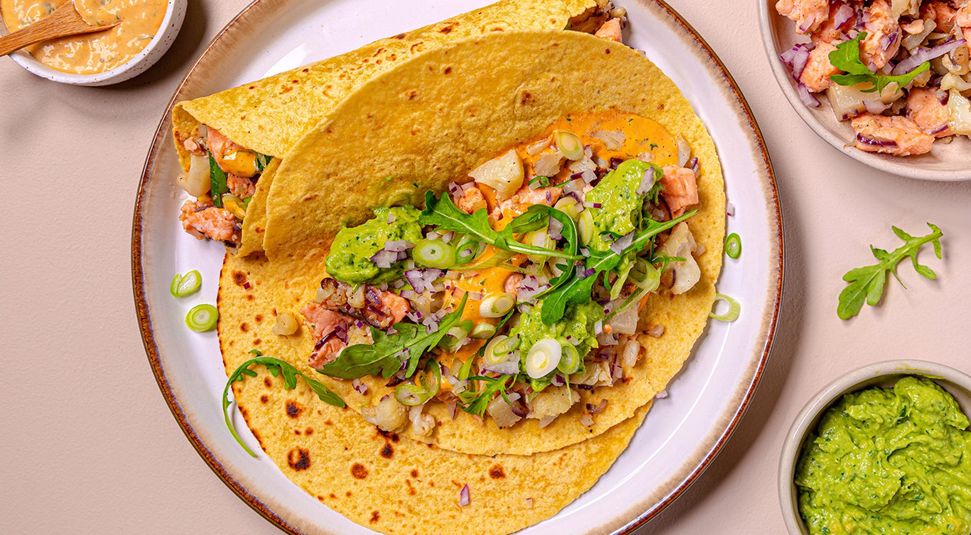 Wraps med laks, crispy blomkål og avokadomos