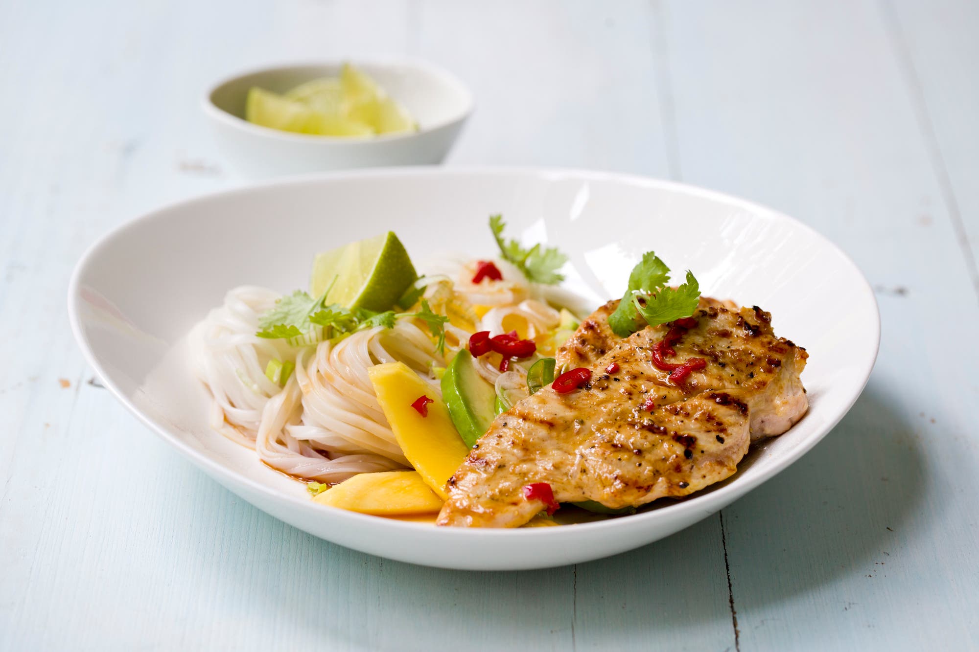 Grillet kyllingfilet med mangosaus og nudelsalat